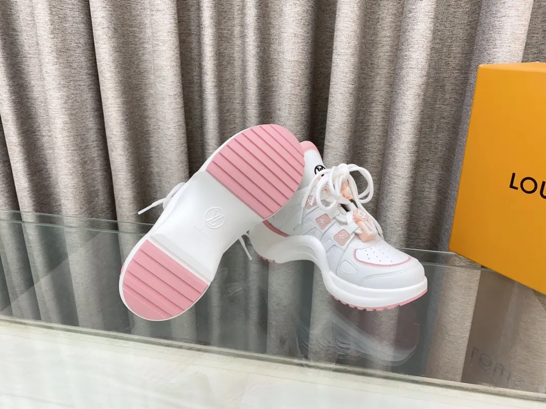 👟👟Ex-factory price 760👟👟 Louis Vuiton·Louis Vuitton 24/ New Chinese Valentine's Day limited edition LV Archlight series arch sole dad shoes casual thick-soled lace-up sneakers top version🔝original purchase, development and production👍🏻 This LV dad shoe features an eye-catching wavy sole and large tongue. It is equipped with a sporty super-elastic running shoe style rubber outsole, which is very eye-catching. It is also combined with a soft and elastic upper made of a variety of high-tech fabrics, making the upper foot comfortable and soft! 🤩 Fabric: Original custom-made first-layer cowhide + technical fabrics Lining: Original imported breathable mesh lining + cowhide foot pads Sole: Original molded correct U-shaped arch outsole Bottom thickness: about 5cm Size: 35-39 (40.41 custom-made, non-refundable)